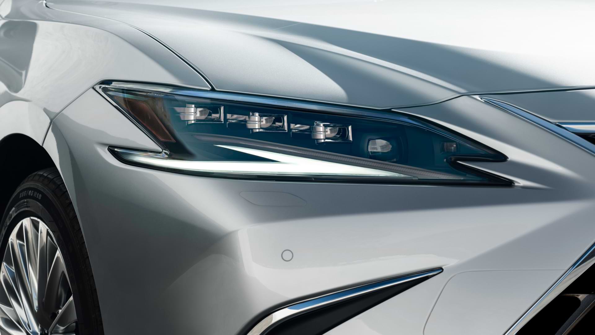 Front headlight of a silver 2021 Lexus ES